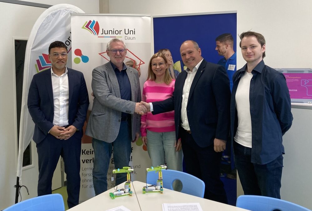 Wenn Bildung leuchtet: Junior Uni Daun und Westenergie starten gemeinsame Projekte